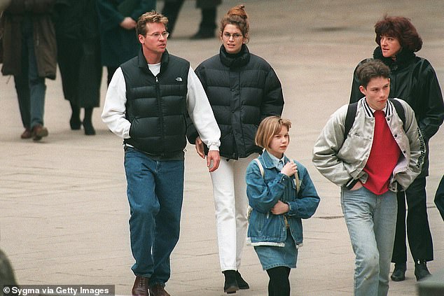 После расставания с мисс Уолли Килмер познакомился с супермоделью Синди Кроуфорд, которая навещала его на съемках фильма 