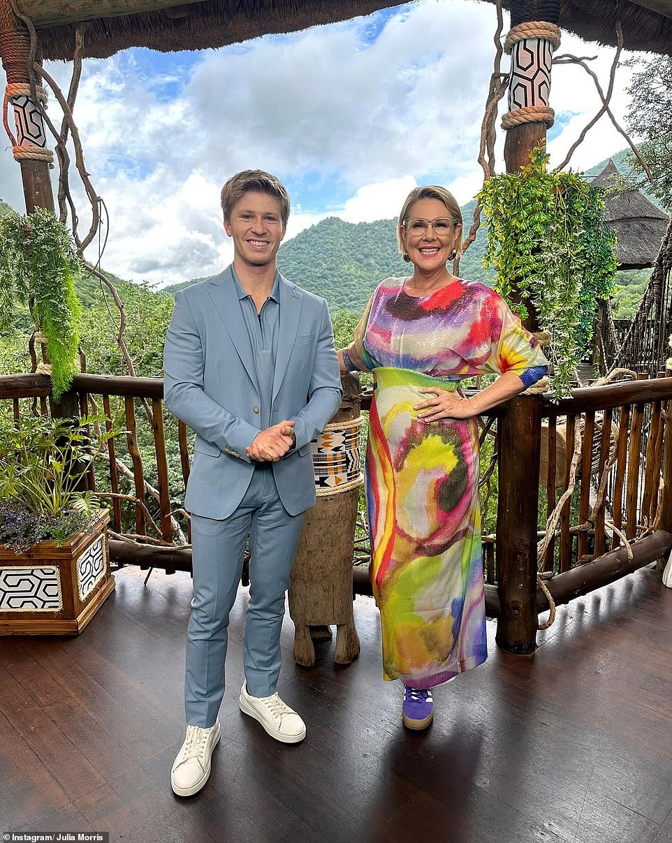 Джулия, которая вместе с 21-летним ведущим ведет шоу на выживание, выложила в свой Instagram три снимка из 