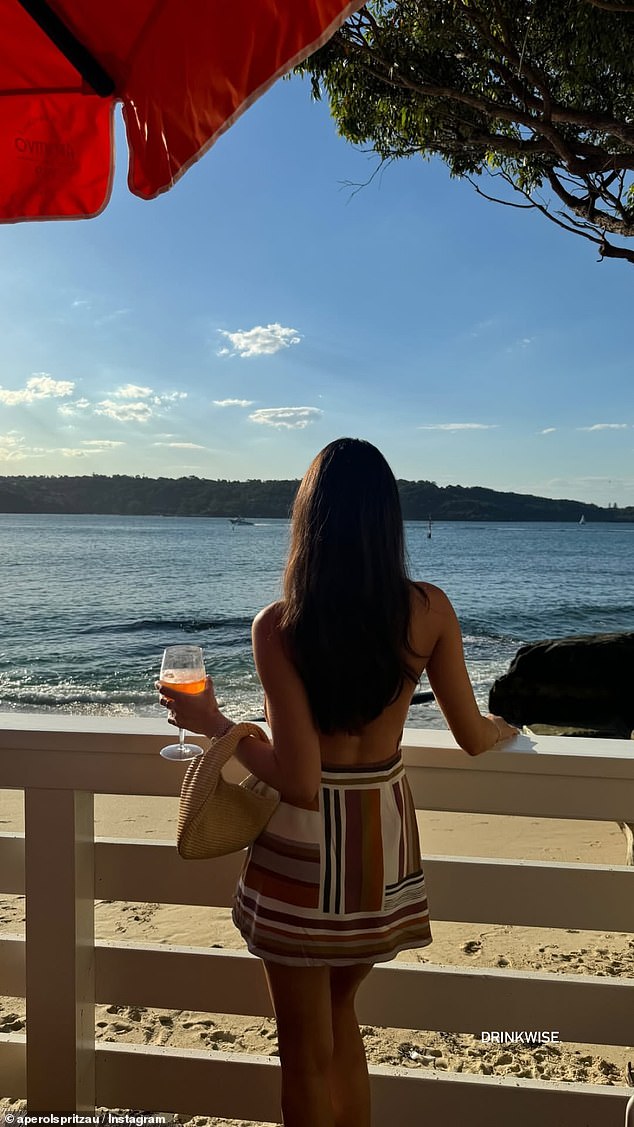 В пятницу 29-летняя певица вышла в Instagram Stories, чтобы похвастаться успехами своей растущей карьеры влиятельного человека, с коктейлем Aperol в руке, с набережной возле Барангару.