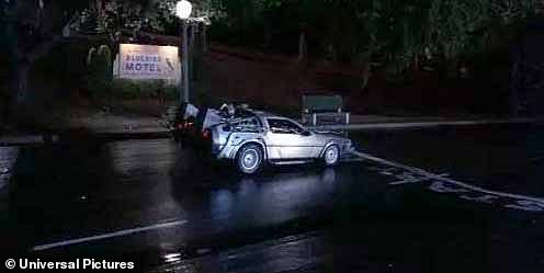 Марти понимает, что должен вернуться в 1985 год, и подъезжает на DeLorean к линии 