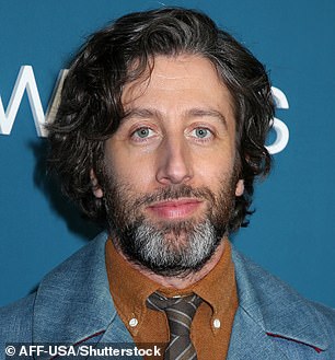 Полностью изменив свой образ, Саймон отрастил темные локоны, которые вьются волнами по голове, а также обзавелся слегка седеющей бородой.