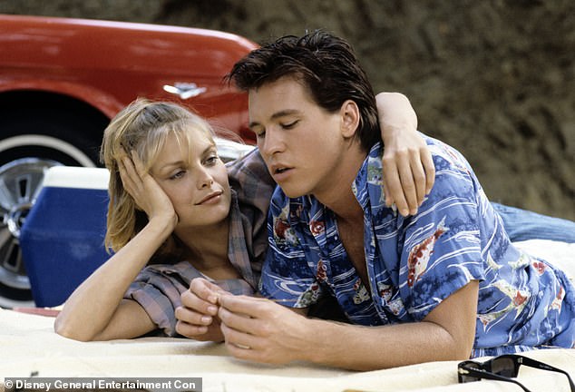 Мишель Пфайффер прервала молчание в связи со смертью бывшего коллеги и друга Вэла Килмера в возрасте 65 лет. Они подружились после того, как снялись в фильме 1985 года