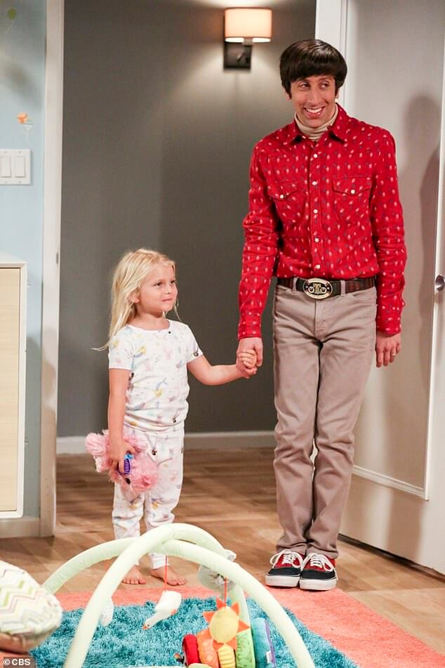 Звезда «Теории большого взрыва» Саймон Хелберг наиболее известен по роли чудаковатого энтузиаста науки Говарда Воловица… но актер уже так не выглядит